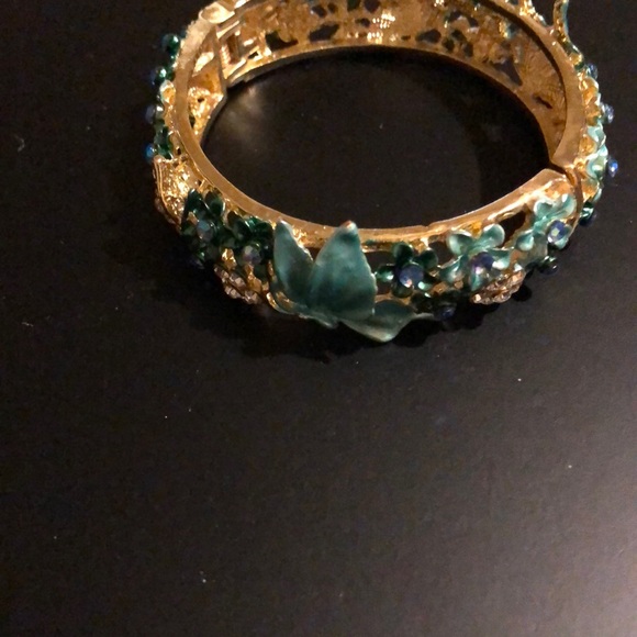 Women’s magnetic clasped bracelet - Picture 3 of 6